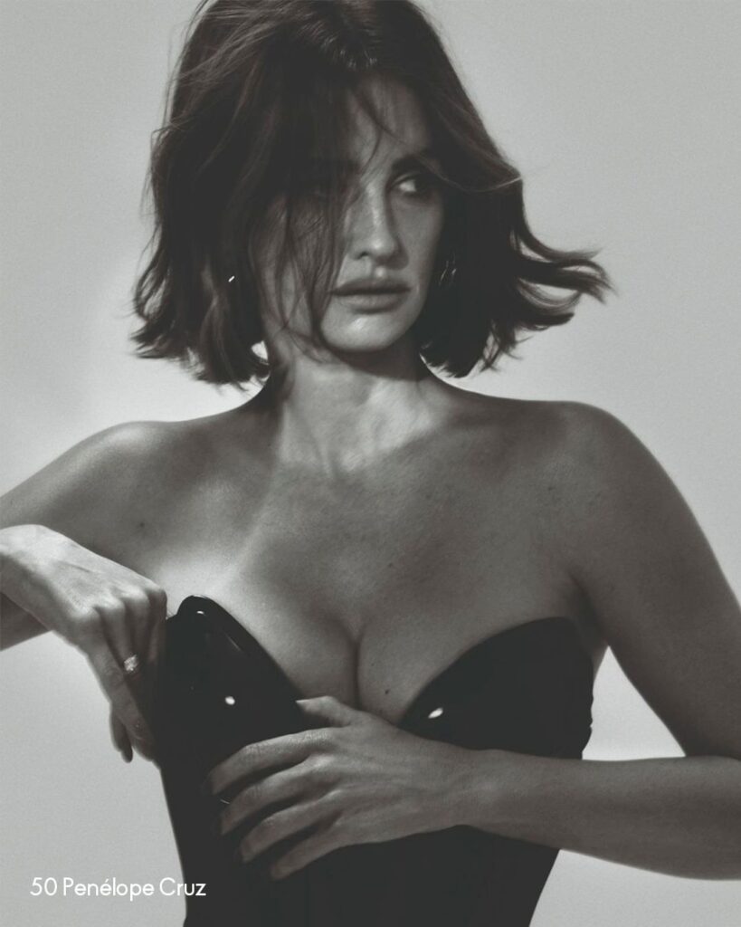 Penelope Cruz wears black body suit to show her curve at age 50