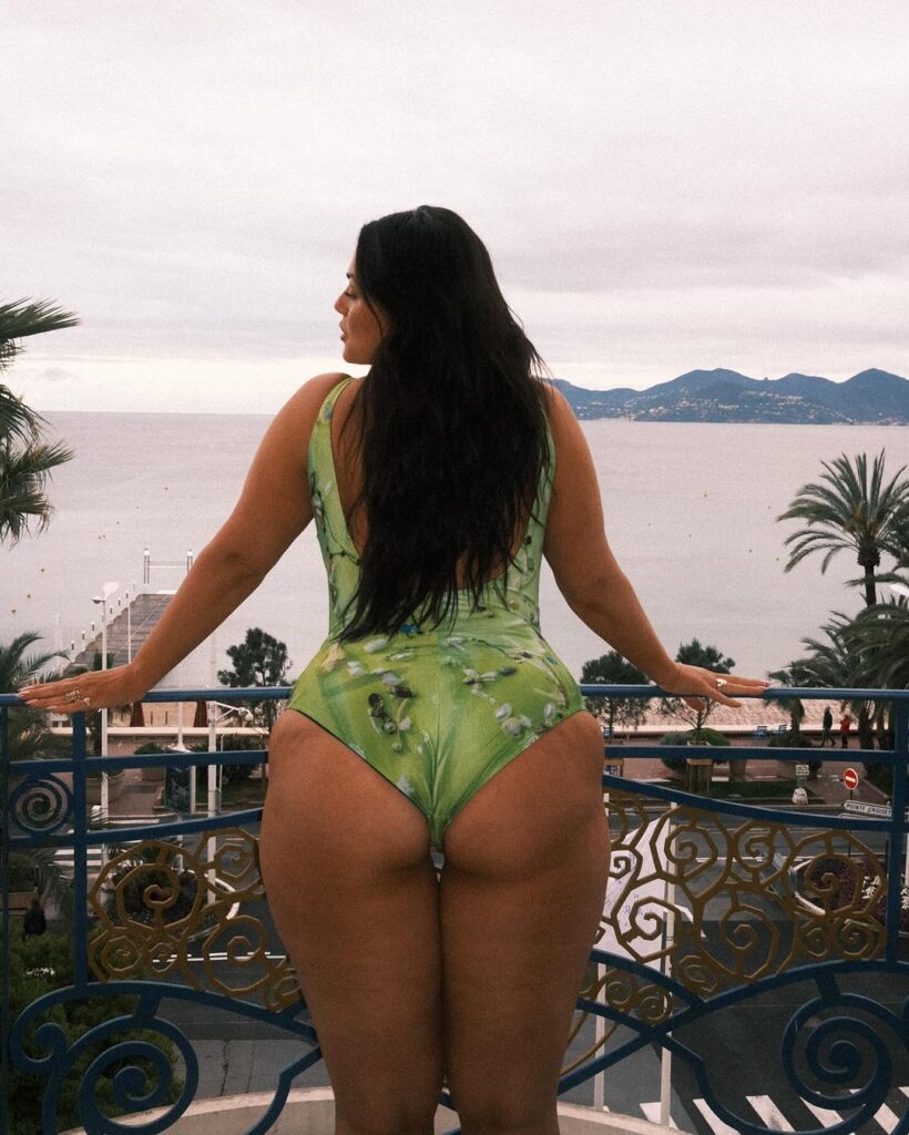 Ashley Graham shows her asset in green swimsuit