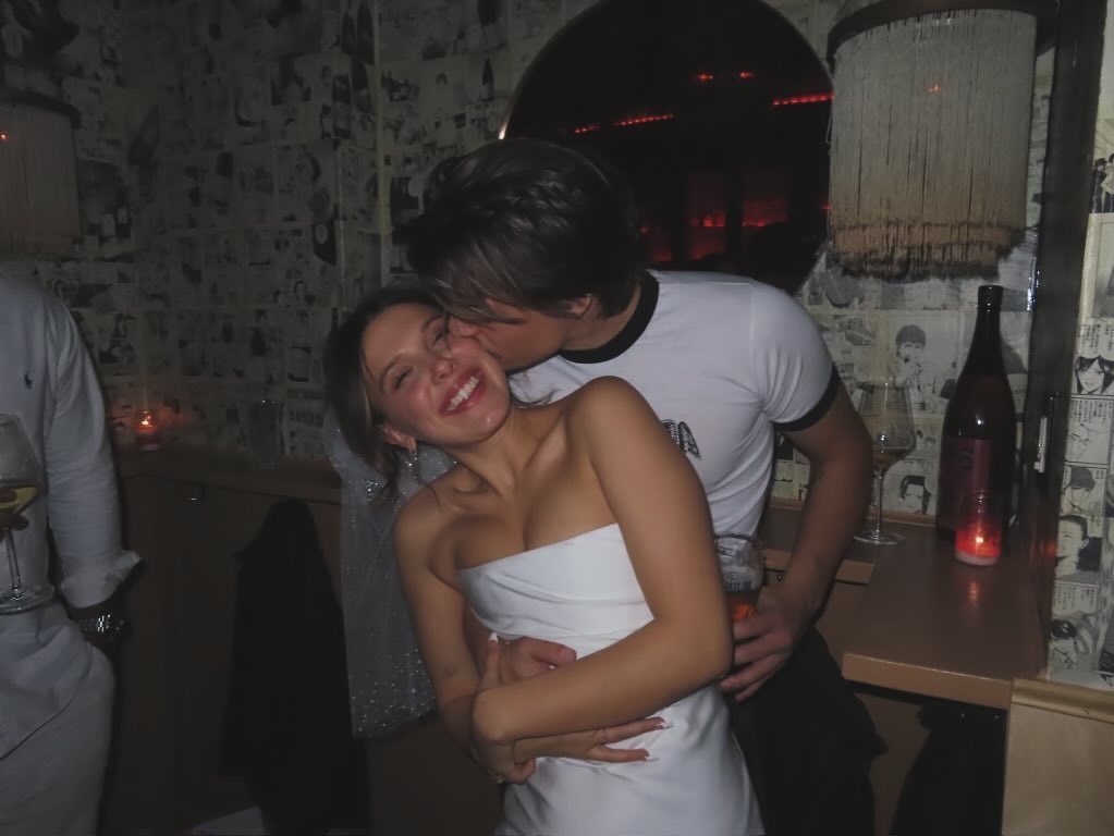 Jake Bongiovi kissing Millie Bobby Brown at the pub