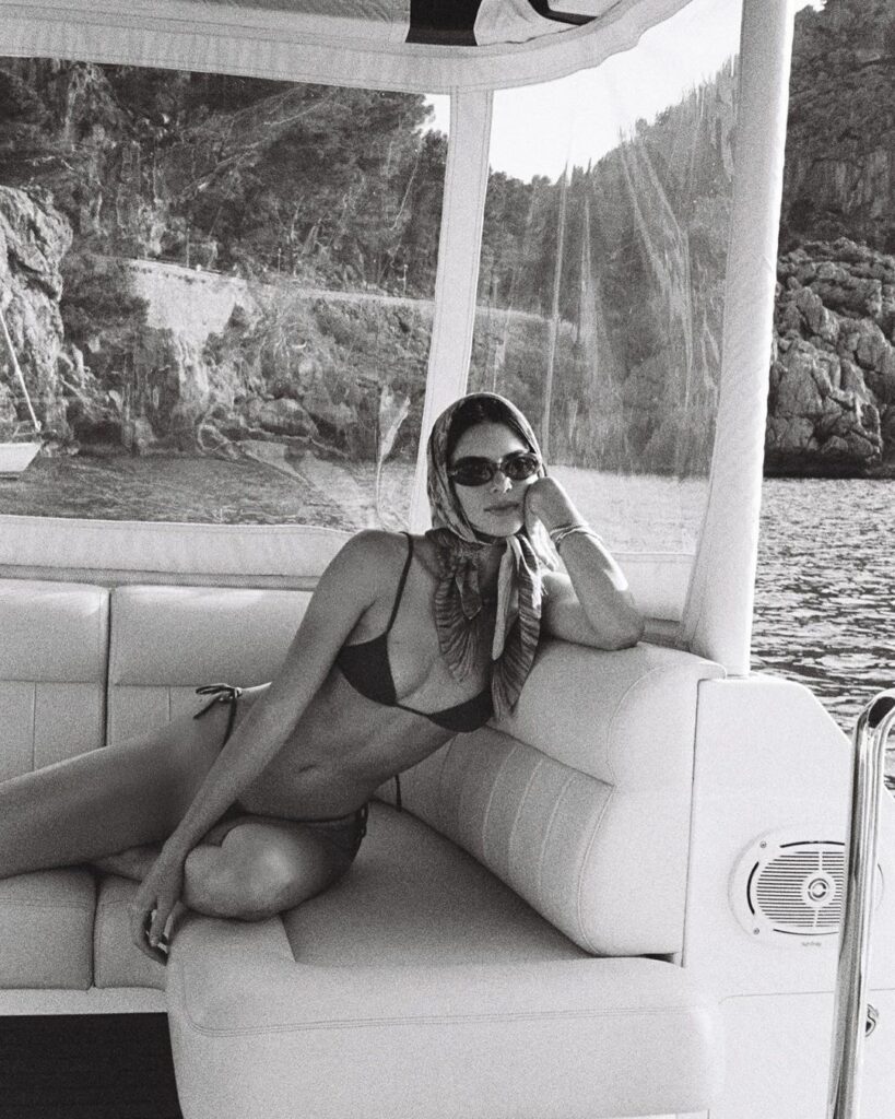  Kendall Jenner Sets Off New String Bikini Craze