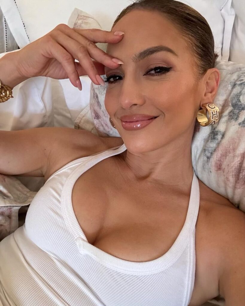  Jennifer Lopez low-cut white tank top